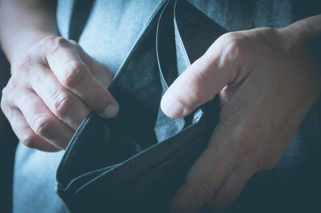  IMAGO Creative: Gesellschaft, Armut Close-up woman standing and holding the wallet empty of money, 12.10.2020, Copyright: xkirisa99x Panthermedia25848225