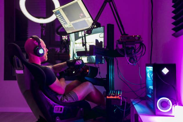 IMAGO Creative, Lifestyle, Gaming Male gamer playing video game at studio model released Symbolfoto property released DLTSF02104