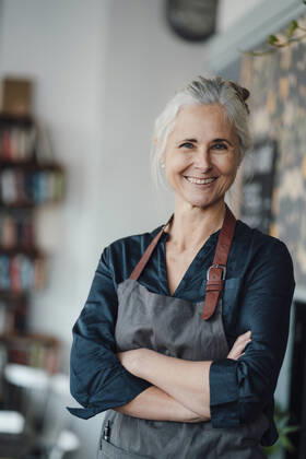 Female entrepreneur standing with arms crossed in cafe model released Symbolfoto property released JOSEF05889