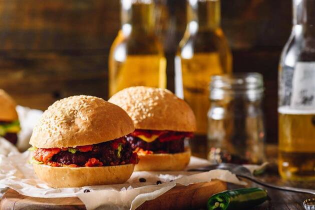 IMAGO Creative: Landleben - Essen Homemade Beef Burgers., 12.10.2020, Copyright: xSevablsvx Panthermedia25913222