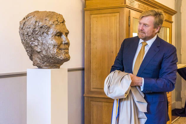 Bilder des Jahres 2021, Entertainment 09 September Entertainment Themen der Woche KW39 Entertainment Bilder des Tages 28-09-2021 The Hague King Willem-Alexander unveiling of the artwork of a bronze statue of the King made by artist Jikke van Loon at the Kanselarij der Nederlandse Orden (Chancellery of the Dutch Orders ) in The Hague. Â  Copyright: xPPEx