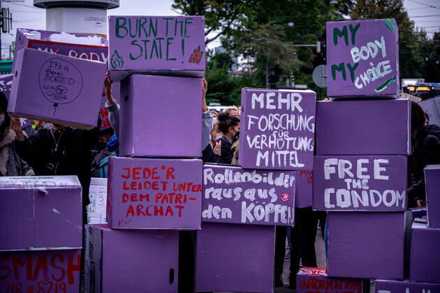 News Themen der Woche KW39 News Bilder des Tages Demonstration für die Streichung von Âß218, Âß219 Demonstrant*innen errichten vor dem Ministerium für Gesundheit und Pflege eine Mauer aus Lianen Umzugskartons. Am 28.09.2021 fand anlässlich des Safe Abortion Day eine Feministische Demonstration in München statt welche die ersatzlose Streichung der Paragraphen 218, 219 forderte. Demonstration für die Streichung von Âß218, Âß219 München Bayern Deutschland Copyright: xAaronxKarasekx