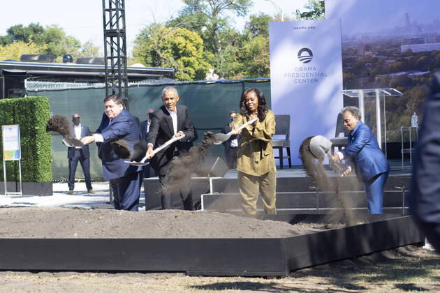 Bilder des Jahres 2021, News 09 September News Themen der Woche KW39 News Bilder des Tages September 28, 2021, Chicago, IL, USA: Illinois Governor J.B. PRITZKER, PRESIDENT BARACK OBAMA, MICHELLE OBAMA AND Chicago MAYOR LORI LIGHTFOOT dig in their shovels for the official groundbreaking of the Obama Presidential Center. Chicago USA - ZUMAh86_ 20210928_zap_h86_054 Copyright: xKarenxI.xHirschx