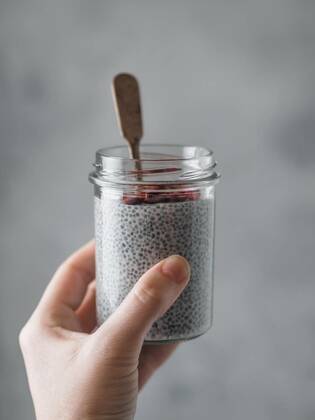  Chia pudding in woman hand, 12.10.2020, Copyright: xFascinadorax Panthermedia26030378