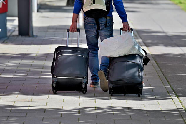 Alles dabei ! Mit Koffern, Rucksack und Tasche geht es auf die große Reise. München Bayern Deutschland Copyright: xRolfxPossx