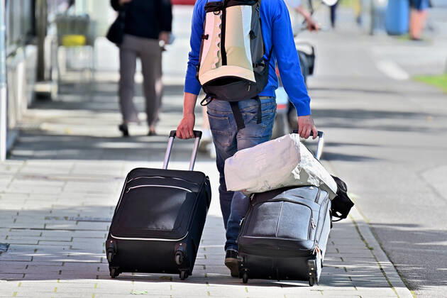 Alles dabei ! Mit Koffern, Rucksack und Tasche geht es auf die große Reise. München Bayern Deutschland Copyright: xRolfxPossx