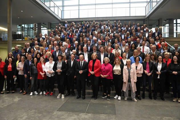 Bilder des Jahres 2021, News 09 September News Themen der Woche KW39 News Bilder des Tages Saskia Esken, Rolf Mützenich, Olaf Scholz, Bärbel Bas u.a. beim Bildtermin mit der neuen SPD Fraktion auf der Fraktionsebene im Reichstagsgebäude. Berlin, 29.09.2021