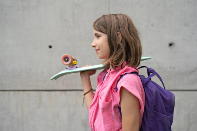 IMAGO Creative: Gesellschaft, Schule, Schulanfang Teenage girl carrying skateboard on shoulder outdoors CR_HABU210902-823115-01 ,model released, Symbolfoto