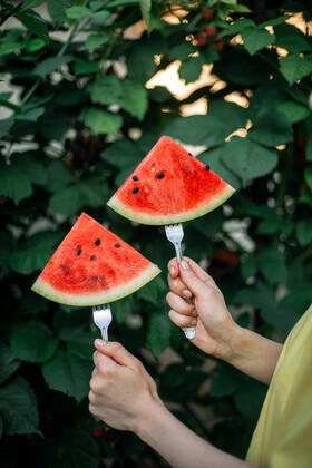 IMAGO Creative: Ende des Sommers a woman with a watermelon on the garden Texas City, Texas, United States CR_INCH21090258-823130-01 ,model released, Symbolfoto