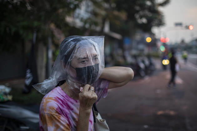 Bilder des Jahres 2021, News 09 September News Themen der Woche KW39 News Bilder des Tages September 29, 2021, Bangkok, Thailand: A woman wears a bag over her head to protect against residual particles from the water cannon, that can still cause intense burning in the eyes and throat, during a pro-democracy rally in Bangkok, Thailand, Wednesday, September 29, 2021. The protest remained peaceful until met with police resistance that saw the use of a potent mix of chemicals from water cannons similar to the effects of tear gas or pepper spray, while protestors through plastic bags filled with paint and some small, homemade explosives. Bangkok Thailand - ZUMAm249 20210929_zip_m249_016 Copyright: xAndrexMalerbax