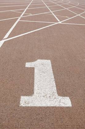 IMAGO Creative: Gesellschaft, Schule, Schulanfang Running track with number one, 12.10.2020, Copyright: xEsebenex Panthermedia26117485