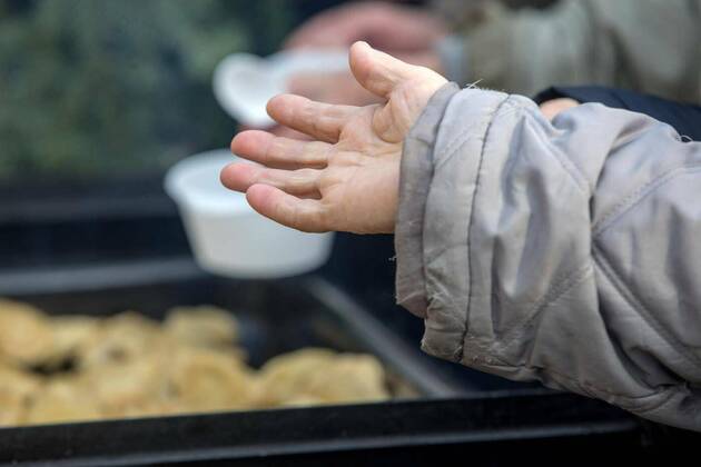  IMAGO Creative: Gesellschaft, Armut IMAGO Creative: Hunger IMAGO Creative: Zivildienst und ehrenamtliches Engagement Warm food for the poor and homeless, 12.10.2020, Copyright: xwjarekx Panthermedia26121064