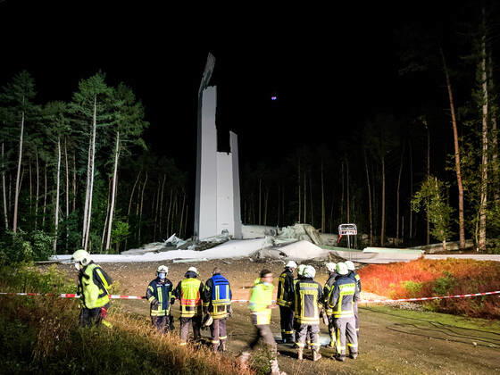 Bilder des Jahres 2021, News 09 September News Themen der Woche KW39 News Bilder des Tages (NRW) Windkraftwerk bei Haltern am See komplett eingestürzt - Einweihung wäre am 30.9. gewesen- Partyzelte stehen in Nähe - 6 Millionen Euro Schaden laut ersten Angaben Windkraftwerk bei Haltern am See (NRW) im Wald komplett auseinandergefallen - 6 Millionen Euro Schaden laut ersten Angaben Nordrhein-Westfalen, 45721 Haltern am See, Deutschland Copyright: 7aktuell.dex xM.xGruber