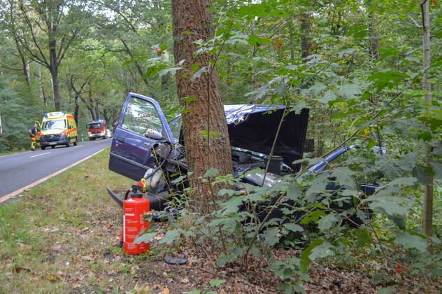 Senftenberg - Peugeot prallt frontal gegen Baum: Fahrer und Hund sterben 27.09.2021 gegen 09:06 Uhr Senftenberg, Senftenberger Str. zwischen Niemtsch und Peikwitz Fotograf: LausitzNews Justin Seidel Zu einem schweren Verkehrsunfall kam es am Montagmorgen auf der Senftenberger Straße zwischen Niemtsch und Peikwitz. Der Fahrer eines Peugeot 306 war in Richtung Peikwitz unterwegs, als er in einem Waldstück unvermittelt nach links von der Straße abkam und frontal gegen einen Baum prallte. Durch den Aufprall wurde das Fahrzeug schwer beschädigt. Ersthelfer waren sofort zur Stelle und eilten zum Unfallfahrzeug. Nach Aussagen vor Ort war der Fahrer ansprechbar und hatte Schmerzen in der Brust. Rettugskräfte kümmerten sich kurze Zeit später Copyright: xLausitzNews.de JustinxSeidelx