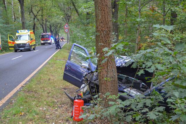 Senftenberg - Peugeot prallt frontal gegen Baum: Fahrer und Hund sterben 27.09.2021 gegen 09:06 Uhr Senftenberg, Senftenberger Str. zwischen Niemtsch und Peikwitz Fotograf: LausitzNews Justin Seidel Zu einem schweren Verkehrsunfall kam es am Montagmorgen auf der Senftenberger Straße zwischen Niemtsch und Peikwitz. Der Fahrer eines Peugeot 306 war in Richtung Peikwitz unterwegs, als er in einem Waldstück unvermittelt nach links von der Straße abkam und frontal gegen einen Baum prallte. Durch den Aufprall wurde das Fahrzeug schwer beschädigt. Ersthelfer waren sofort zur Stelle und eilten zum Unfallfahrzeug. Nach Aussagen vor Ort war der Fahrer ansprechbar und hatte Schmerzen in der Brust. Rettugskräfte kümmerten sich kurze Zeit später Copyright: xLausitzNews.de JustinxSeidelx