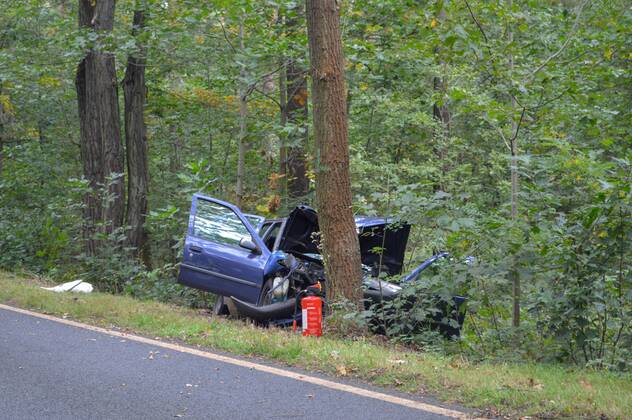 Senftenberg - Peugeot prallt frontal gegen Baum: Fahrer und Hund sterben 27.09.2021 gegen 09:06 Uhr Senftenberg, Senftenberger Str. zwischen Niemtsch und Peikwitz Fotograf: LausitzNews Justin Seidel Zu einem schweren Verkehrsunfall kam es am Montagmorgen auf der Senftenberger Straße zwischen Niemtsch und Peikwitz. Der Fahrer eines Peugeot 306 war in Richtung Peikwitz unterwegs, als er in einem Waldstück unvermittelt nach links von der Straße abkam und frontal gegen einen Baum prallte. Durch den Aufprall wurde das Fahrzeug schwer beschädigt. Ersthelfer waren sofort zur Stelle und eilten zum Unfallfahrzeug. Nach Aussagen vor Ort war der Fahrer ansprechbar und hatte Schmerzen in der Brust. Rettugskräfte kümmerten sich kurze Zeit später Copyright: xLausitzNews.de JustinxSeidelx