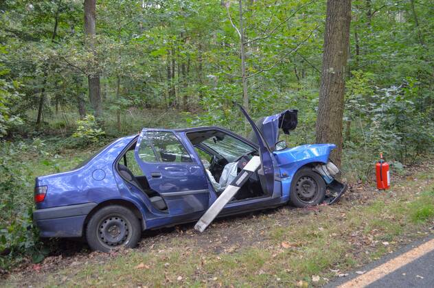 Senftenberg - Peugeot prallt frontal gegen Baum: Fahrer und Hund sterben 27.09.2021 gegen 09:06 Uhr Senftenberg, Senftenberger Str. zwischen Niemtsch und Peikwitz Fotograf: LausitzNews Justin Seidel Zu einem schweren Verkehrsunfall kam es am Montagmorgen auf der Senftenberger Straße zwischen Niemtsch und Peikwitz. Der Fahrer eines Peugeot 306 war in Richtung Peikwitz unterwegs, als er in einem Waldstück unvermittelt nach links von der Straße abkam und frontal gegen einen Baum prallte. Durch den Aufprall wurde das Fahrzeug schwer beschädigt. Ersthelfer waren sofort zur Stelle und eilten zum Unfallfahrzeug. Nach Aussagen vor Ort war der Fahrer ansprechbar und hatte Schmerzen in der Brust. Rettugskräfte kümmerten sich kurze Zeit später Copyright: xLausitzNews.de JustinxSeidelx