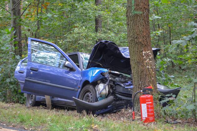Senftenberg - Peugeot prallt frontal gegen Baum: Fahrer und Hund sterben 27.09.2021 gegen 09:06 Uhr Senftenberg, Senftenberger Str. zwischen Niemtsch und Peikwitz Fotograf: LausitzNews Justin Seidel Zu einem schweren Verkehrsunfall kam es am Montagmorgen auf der Senftenberger Straße zwischen Niemtsch und Peikwitz. Der Fahrer eines Peugeot 306 war in Richtung Peikwitz unterwegs, als er in einem Waldstück unvermittelt nach links von der Straße abkam und frontal gegen einen Baum prallte. Durch den Aufprall wurde das Fahrzeug schwer beschädigt. Ersthelfer waren sofort zur Stelle und eilten zum Unfallfahrzeug. Nach Aussagen vor Ort war der Fahrer ansprechbar und hatte Schmerzen in der Brust. Rettugskräfte kümmerten sich kurze Zeit später Copyright: xLausitzNews.de JustinxSeidelx
