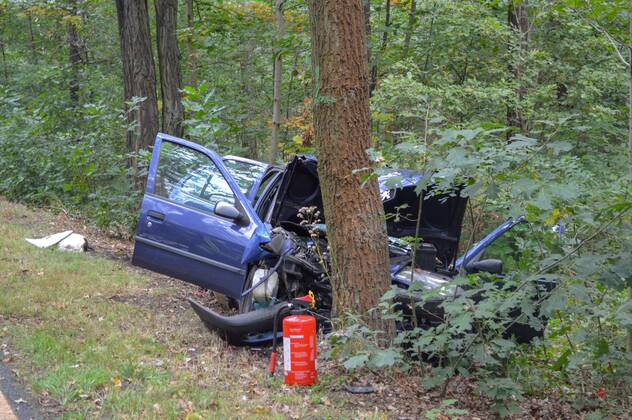 Senftenberg - Peugeot prallt frontal gegen Baum: Fahrer und Hund sterben 27.09.2021 gegen 09:06 Uhr Senftenberg, Senftenberger Str. zwischen Niemtsch und Peikwitz Fotograf: LausitzNews Justin Seidel Zu einem schweren Verkehrsunfall kam es am Montagmorgen auf der Senftenberger Straße zwischen Niemtsch und Peikwitz. Der Fahrer eines Peugeot 306 war in Richtung Peikwitz unterwegs, als er in einem Waldstück unvermittelt nach links von der Straße abkam und frontal gegen einen Baum prallte. Durch den Aufprall wurde das Fahrzeug schwer beschädigt. Ersthelfer waren sofort zur Stelle und eilten zum Unfallfahrzeug. Nach Aussagen vor Ort war der Fahrer ansprechbar und hatte Schmerzen in der Brust. Rettugskräfte kümmerten sich kurze Zeit später Copyright: xLausitzNews.de JustinxSeidelx
