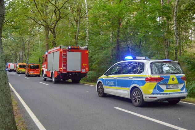 Senftenberg - Peugeot prallt frontal gegen Baum: Fahrer und Hund sterben 27.09.2021 gegen 09:06 Uhr Senftenberg, Senftenberger Str. zwischen Niemtsch und Peikwitz Fotograf: LausitzNews Justin Seidel Zu einem schweren Verkehrsunfall kam es am Montagmorgen auf der Senftenberger Straße zwischen Niemtsch und Peikwitz. Der Fahrer eines Peugeot 306 war in Richtung Peikwitz unterwegs, als er in einem Waldstück unvermittelt nach links von der Straße abkam und frontal gegen einen Baum prallte. Durch den Aufprall wurde das Fahrzeug schwer beschädigt. Ersthelfer waren sofort zur Stelle und eilten zum Unfallfahrzeug. Nach Aussagen vor Ort war der Fahrer ansprechbar und hatte Schmerzen in der Brust. Rettugskräfte kümmerten sich kurze Zeit später Copyright: xLausitzNews.de JustinxSeidelx