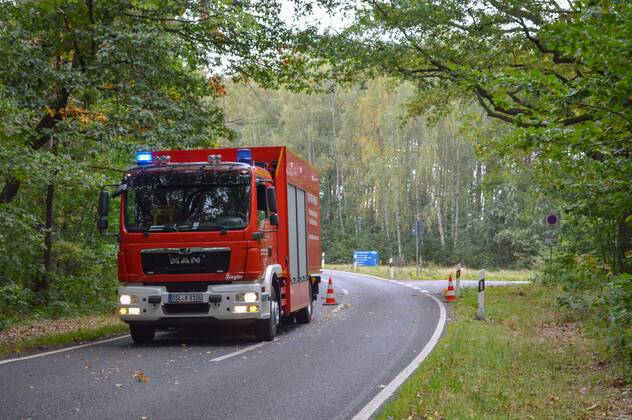 Senftenberg - Peugeot prallt frontal gegen Baum: Fahrer und Hund sterben 27.09.2021 gegen 09:06 Uhr Senftenberg, Senftenberger Str. zwischen Niemtsch und Peikwitz Fotograf: LausitzNews Justin Seidel Zu einem schweren Verkehrsunfall kam es am Montagmorgen auf der Senftenberger Straße zwischen Niemtsch und Peikwitz. Der Fahrer eines Peugeot 306 war in Richtung Peikwitz unterwegs, als er in einem Waldstück unvermittelt nach links von der Straße abkam und frontal gegen einen Baum prallte. Durch den Aufprall wurde das Fahrzeug schwer beschädigt. Ersthelfer waren sofort zur Stelle und eilten zum Unfallfahrzeug. Nach Aussagen vor Ort war der Fahrer ansprechbar und hatte Schmerzen in der Brust. Rettugskräfte kümmerten sich kurze Zeit später Copyright: xLausitzNews.de JustinxSeidelx