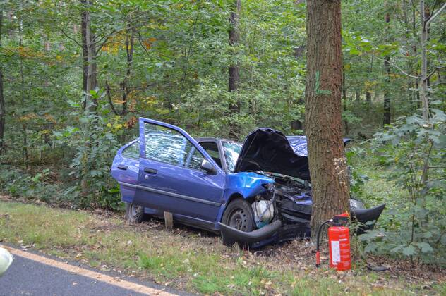 Senftenberg - Peugeot prallt frontal gegen Baum: Fahrer und Hund sterben 27.09.2021 gegen 09:06 Uhr Senftenberg, Senftenberger Str. zwischen Niemtsch und Peikwitz Fotograf: LausitzNews Justin Seidel Zu einem schweren Verkehrsunfall kam es am Montagmorgen auf der Senftenberger Straße zwischen Niemtsch und Peikwitz. Der Fahrer eines Peugeot 306 war in Richtung Peikwitz unterwegs, als er in einem Waldstück unvermittelt nach links von der Straße abkam und frontal gegen einen Baum prallte. Durch den Aufprall wurde das Fahrzeug schwer beschädigt. Ersthelfer waren sofort zur Stelle und eilten zum Unfallfahrzeug. Nach Aussagen vor Ort war der Fahrer ansprechbar und hatte Schmerzen in der Brust. Rettugskräfte kümmerten sich kurze Zeit später Copyright: xLausitzNews.de JustinxSeidelx