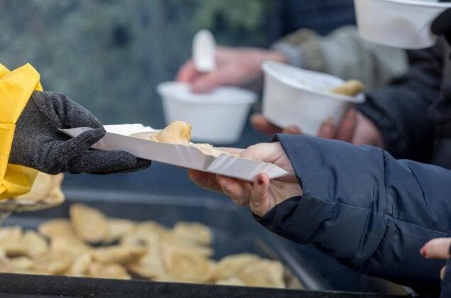  IMAGO Creative: Gesellschaft, Integration IMAGO Creative: Zivildienst und ehrenamtliches Engagement Warm food for the poor and homeless, 12.10.2020, Copyright: xwjarekx Panthermedia26146309