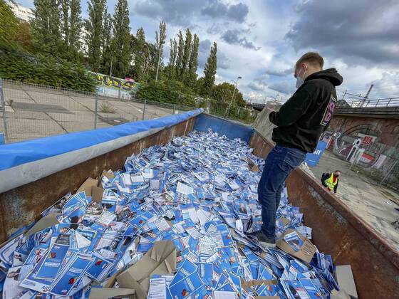 Bilder des Jahres 2021, News 09 September News Themen der Woche KW39 News Bilder des Tages ZPS wirft Millionen AfD-Flyer in den Müll, Guerillateam wirft Millionen AfD-Flyer in den Müll. Mit einer fingierten Flyer-Verteilfirma hat das Zentrum für politische Schönheit (ZPS) die AfD dazu gebracht, dass die Partei den Aktionskünstlern angeblich fünf Millionen Flyer mit einem Gesamtgewicht von 72 Tonnen vor der Bundestagswahl zugesandt hat. Die Flyer wurden medienwirksam in bereitstehende Behälter entsorgt.