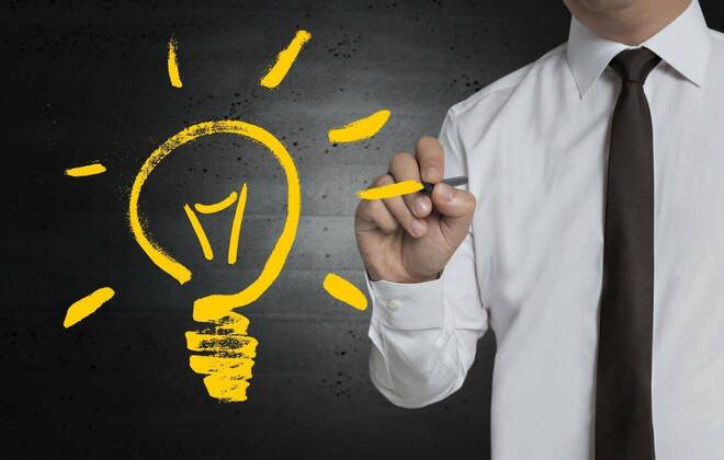  Lightbulb is painted by businessman on screen model released, Symbolfoto, 12.10.2020, Copyright: x8vfanPx Panthermedia26196528