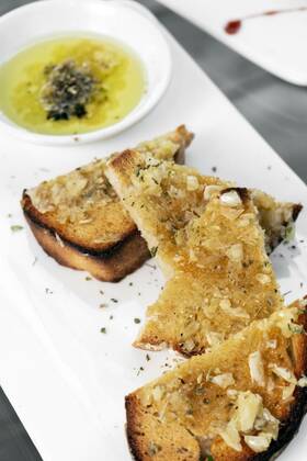 IMAGO Creative, Food, Brot, Knoblauchbrot portuguese traditional tiborna garlic and herb toast tapas snack food, 12.10.2020, Copyright: xjackmalipanx Panthermedia26196610