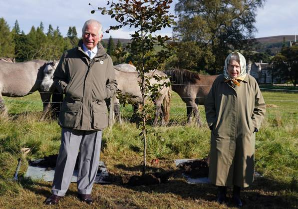 Bilder des Jahres 2021, Entertainment 10 Oktober Entertainment Themen der Woche KW39 Entertainment Bilder des Tages . 01 10 2021. Balmoral, Scotland, United Kingdom. Queen Elizabeth II and Prince Charles, Prince of Wales, on the Balmoral estate in Scotland, United Kingdom, where they planted a tree to mark the start of the official planting season for the Queen s Green Canopy .  xPoolx xi-Imagesx IIM-22639-0017
