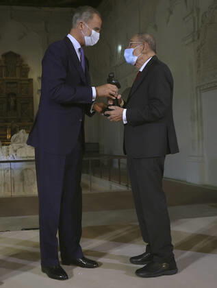 Former Spanish Minister Javier Solana (R) is awarded with the Premio a una Trayectoria Fulbright (lit. Fulbright Lifetime Achievement Award) by Spain s King Felipe VI (L) during an act held at Chapel of San Ildefonso, in Alcala de Henares, Madrid, Spain, 01 October 2021. Spain s King Felipe VI grants to former Spanish Minister Javier Solana with the Fulbright Lifetime Achievement Award !ACHTUNG: NUR REDAKTIONELLE NUTZUNG!  Copyright: xJUANJOxMARTÍNx GRAF3106 20211001-5452d12e278e1ab572e751ec990cd4ba42324a78