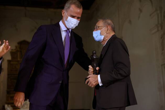 Former Spanish Minister Javier Solana (R) is awarded with the Premio a una Trayectoria Fulbright (lit. Fulbright Lifetime Achievement Award) by Spain s King Felipe VI (L) during an act held at Chapel of San Ildefonso, in Alcala de Henares, Madrid, Spain, 01 October 2021. Spain s King Felipe VI grants to former Spanish Minister Javier Solana with the Fulbright Lifetime Achievement Award !ACHTUNG: NUR REDAKTIONELLE NUTZUNG!  Copyright: xJUANJOxMARTÍNx GRAF3109 20211001-7bad1a724db29c1871462c9c126b344188d53ee4