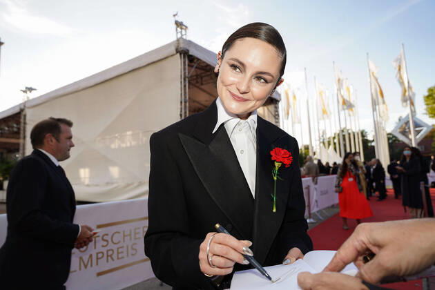 01.10.2021, Berlin, Deutschland, GER, Verleihung Deutscher Filmpreis Lola.Palais am Funkturm.Lea van Acken bei der Ankunft.