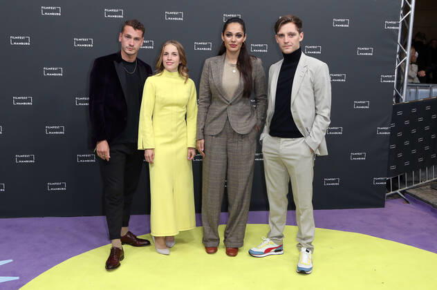 Louis Nitsche, Paula Kalenberg, Nilam Farooq und Jonas Nay bei der Premiere des Netfix TV-Films Du Sie Er & Wir auf dem 29. Filmfest Hamburg 2020 im Cinemaxx Dammor. Hamburg, 02.10.2021