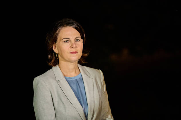 Annalena Baerbock (Bündnis90 Die Grünen) bei einem gemeinsamen Pressestatement nach ersten Sondieungsgesprächen für eine mögliche Koalition zur Regierungsbildung in Berlin. Annalena Baerbock (Bündnis90 Die Grünen) at a joint press statement after initial exploratory talks for a possible coalition to form a government in Berlin. snapshot-photography F.Boillot