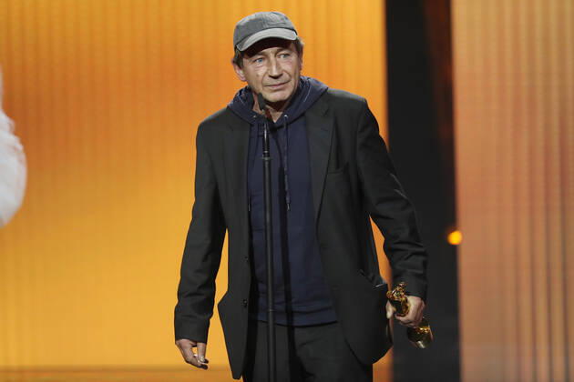 Deutscher Filmpreis 2021 BESTE MÄNNLICHE NEBENROLLE Thorsten Merten · CURVEBALL bei der Show während der Verleihung Deutscher Filmpreis 2021 in der Messe Berlin Copyright: xEventpressxRadkex