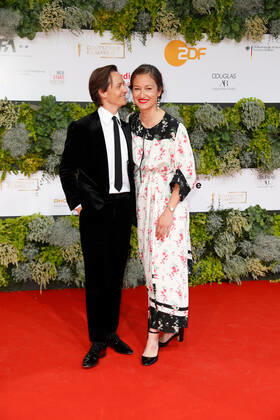 Deutscher Filmpreis 2021 Tom Schilling mit Freundin Annie Mosebach auf dem roten Teppich bei der Verleihung der Lola - Deutscher Filmpreis 2021 im Palais am Funkturm in der Messe Berlin. Copyright: xEventpressxGolejewskix