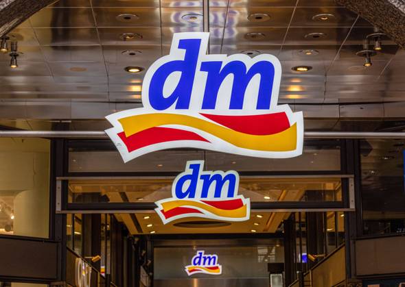 Redaktionell, Muenchen, September 2021: Firmenschilder der Drogeriefiliale von DM. Redaktionell, Muenchen, September 2021: Firmenschilder der Drogeriefiliale von DM. Copyright: xBEAUTIFULxSPORTS KJPetersx