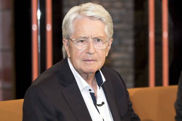 3nach9 Talkshow im Bild: Frank Elstner Dieser Mann hat einen großen Teil des deutschen Fernsehens geprägt: Frank Elstner. Seinen Namen verbinden Millionen von Zuschauerinnen und Zuschauern bis heute mit der von ihm erfundenen Show Wetten, dass..? , aber natürlich auch mit Sendungen wie Die Montagsmaler , Jeopardy oder Menschen der Woche . Vor einiger Zeit erkrankte der Entertainer an Parkinson. Welche ersten Anzeichen der 79-Jährige spürte, wie er mit der Diagnose zurechtkam und wie es ihm heute geht, erzählt der Baden-Badener bei 3nach9. DEU, Bremen, Radio Bremen, 3nach9, Live-Aufzeichnung vom 05.10.2021,