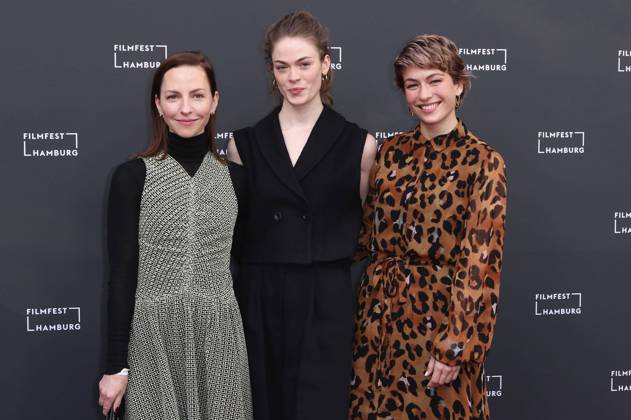 Katharina Schüttler, Pauline Renevier und Henriette Confurius bei der Premiere des ARD-Fernsehfilms Das Weiße Haus am Rhein auf dem 29. Filmfest Hamburg 2021 im Cinemaxx Dammtor. Hamburg, 06.10.2021