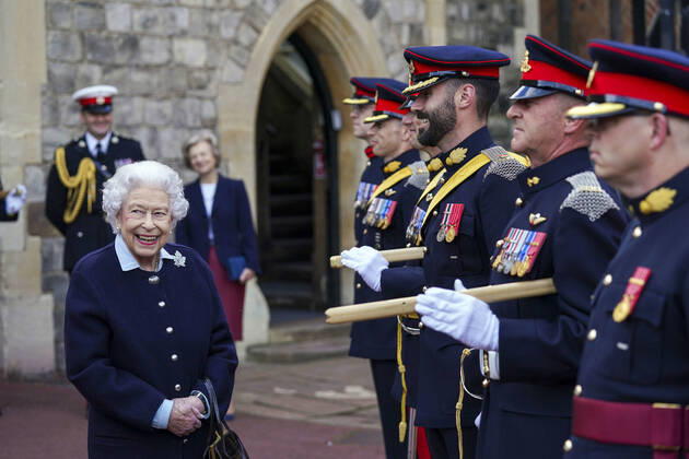 Bilder des Jahres 2021, Entertainment 10 Oktober Entertainment Themen der Woche KW40 Entertainment Bilder des Tages . 06 10 2021. Windsor, United Kingdom. Queen Elizabeth II meets members of the Royal Regiment of Canadian Artillery at Windsor Castle, United Kingdom.  xPoolx xi-Imagesx IIM-22658-0021