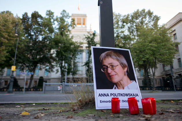 Bilder des Jahres 2021, News 10 Oktober News Themen der Woche KW40 News Bilder des Tages Amnesty International in Deutschland und Reporter ohne Grenzen erinnern am 7. Oktober mit einer Mahnwache vor der Russischen Botschaft in Berlin-Mitte an Anna Politkowskaja. Die russische Journalistin und Menschenrechtsverteidigerin wurde vor 15 Jahren in Moskau ermordet. Amnesty International in Germany and Reporters Without Borders commemorate Anna Politkovskaya on October 7 with a vigil in front of the Russian Embassy in Berlin-Mitte. The Russian journalist and human rights defender was murdered in Moscow 15 years ago. snapshot-photography xK.M.Krause