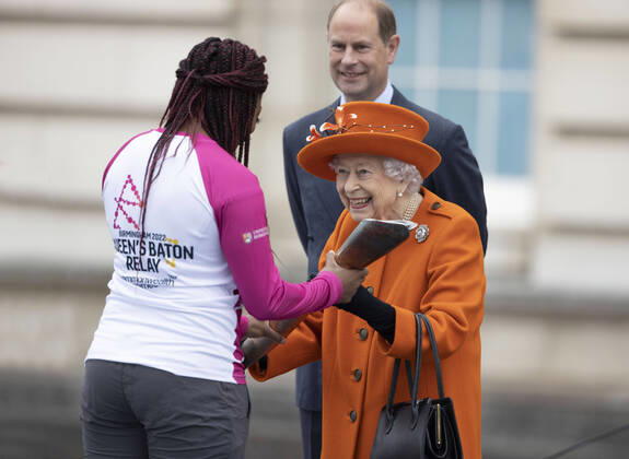 Entertainment Themen der Woche KW40 Entertainment Bilder des Tages . 07 10 2021. London, United Kingdom. Queen Elizabeth II accompanied by Prince Edward, presents the baton to Para olympian Kadeena Cox at the launch of The Queen s Baton Relay for the 2022 Commonwealth Games in Birmingham, United Kingdom, at Buckingham Palace in London.  xi-Imagesx IIM-22659-0055