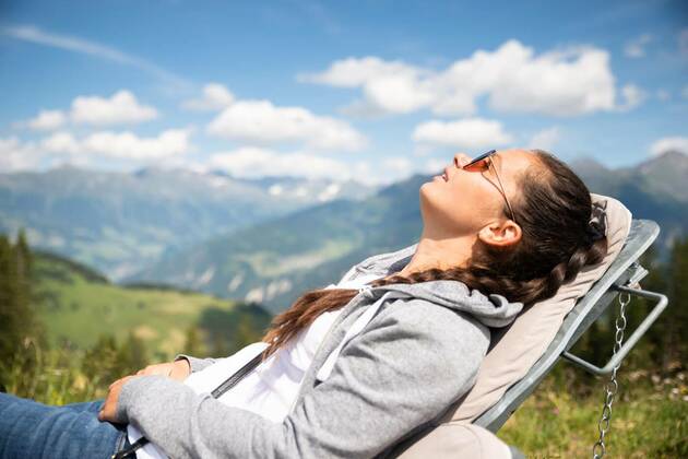 IMAGO Creative: Sommer, In den Bergen Woman Relaxing In Sun Lounger model released, Symbolfoto, 13.10.2020, Copyright: xAndreyPopovx Panthermedia27196873