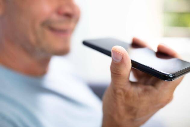  Bearded Man Using Voice Assistant On Mobile Phone model released, Symbolfoto, 13.10.2020, Copyright: xAndreyPopovx Panthermedia27199877