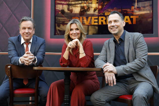 Jörg Kachelmann, Kim Fisher und Sebastian Fitzek beim Pressetermin zur MDR rbb-Talkshow Riverboat in der Riverboat-Kulisse im Mediengarten der Media City Leipzig. Leipzig, 08.10.2021