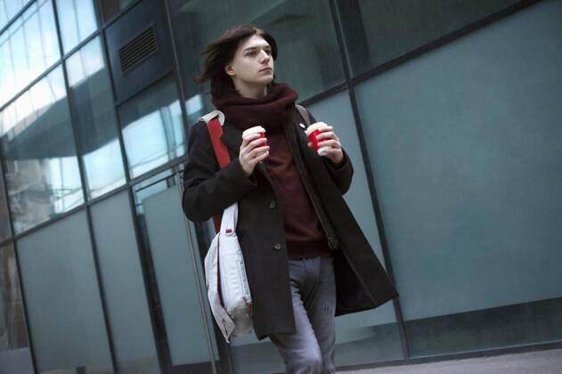  hurrying guy with coffee model released, Symbolfoto, 13.10.2020, Copyright: xNikoletaVukovicx Panthermedia27240506