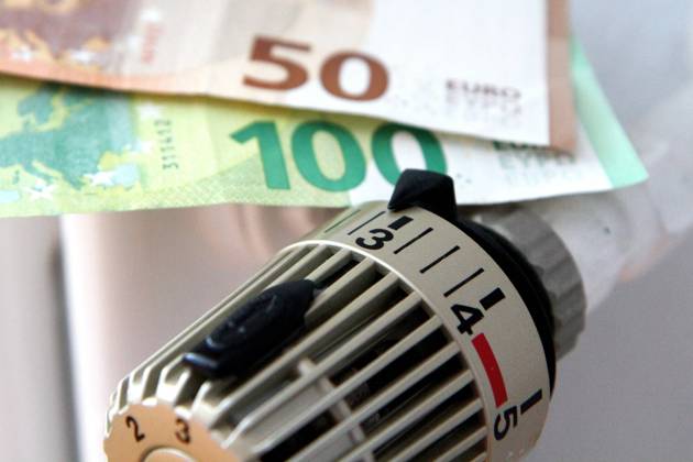 Winden Themenbild - Heizkosten, Energiekosten, Stromkosten, Sparen Themenbild - Heizkosten, Energiekosten, Stromkosten, Sparen eine Hand dreht am Regler, Thermostat eines Heizkörpers. Geldscheine liegen auf einem Heizkörper. Thermostat der Marke Heimeier von einer Heizung. Symbolbild, Themenbild, Featurebild Copyright: xFleigx xEibner-Pressefotox EP_dfg