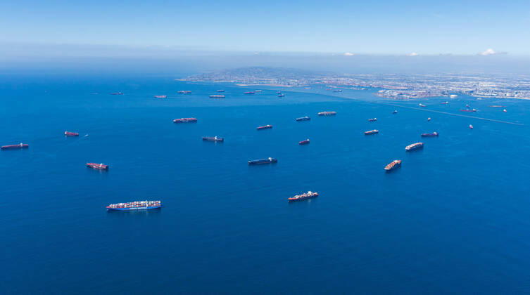 Bilder des Jahres 2021, News 10 Oktober News Themen der Woche KW41 News Bilder des Tages October 13, 2021, President Biden announced that Port of LA will operate 24 hours a day in effort to ease cargo backlog. The LA port s move to 24 7 operations follows Port of Long Beach also launching a one-terminal 24 7 pilot program. Supply chain issues have given a rise to a sea of congestion at the Ports of Los Angeles and Long Beach. FILE PICTURE: October 5, 2021, Huntington Beach, California, USA: Looking north from Huntington Beach, container ships are waiting to get into the Port of Los Angeles and Long Beach to unload. A major oil spill dumped 126,000-gallon oil from an offshore oil platform. The Coast Guard is reportedly investigating whether a large commercial ship set anchor in the wrong location, damaging an oil pipeline. Hun - ZUMAhz1_ 20211013_new_hz1_004 Copyright: xMarkxHoltzmanx